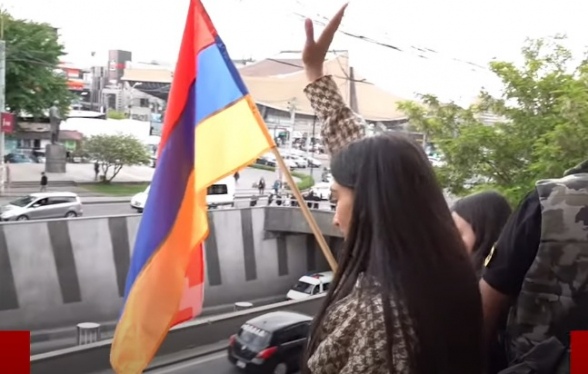 «Դիմադրության» շարժման մասնակիցները Արցախի դրոշը նորից տեղադրեցին Մանկավարժական համալսարանում (տեսանյութ)